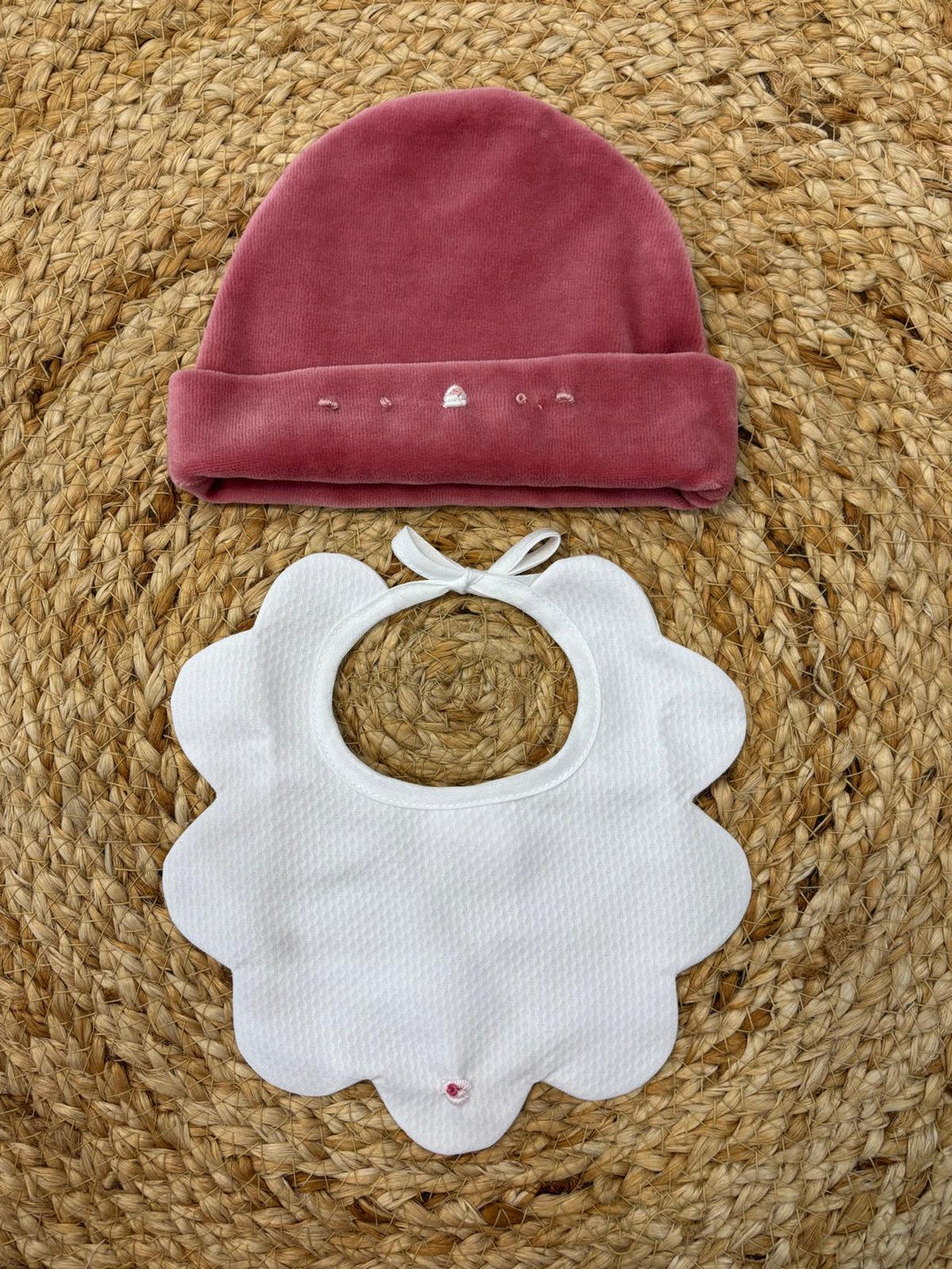 Set cappello e bavetta rose