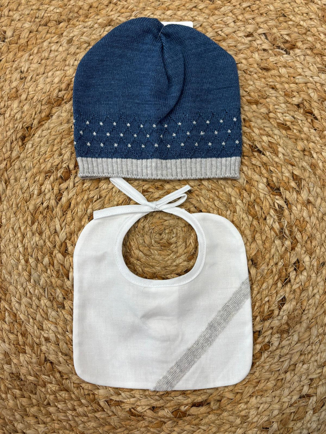 Set cappello in lana e bavetta