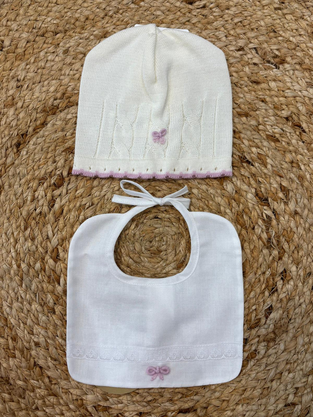 Set cappello in lana e bavetta ''nodo d'Amore''