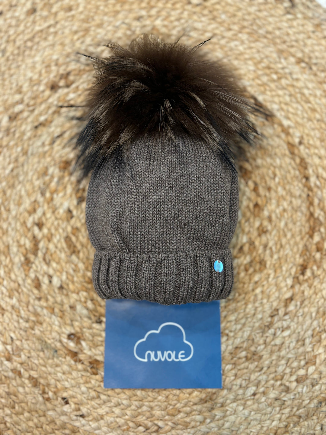 Cappello con pompon fango