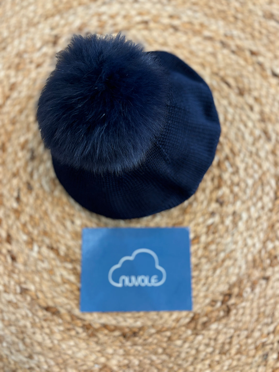 Basco in lana con pompon blu