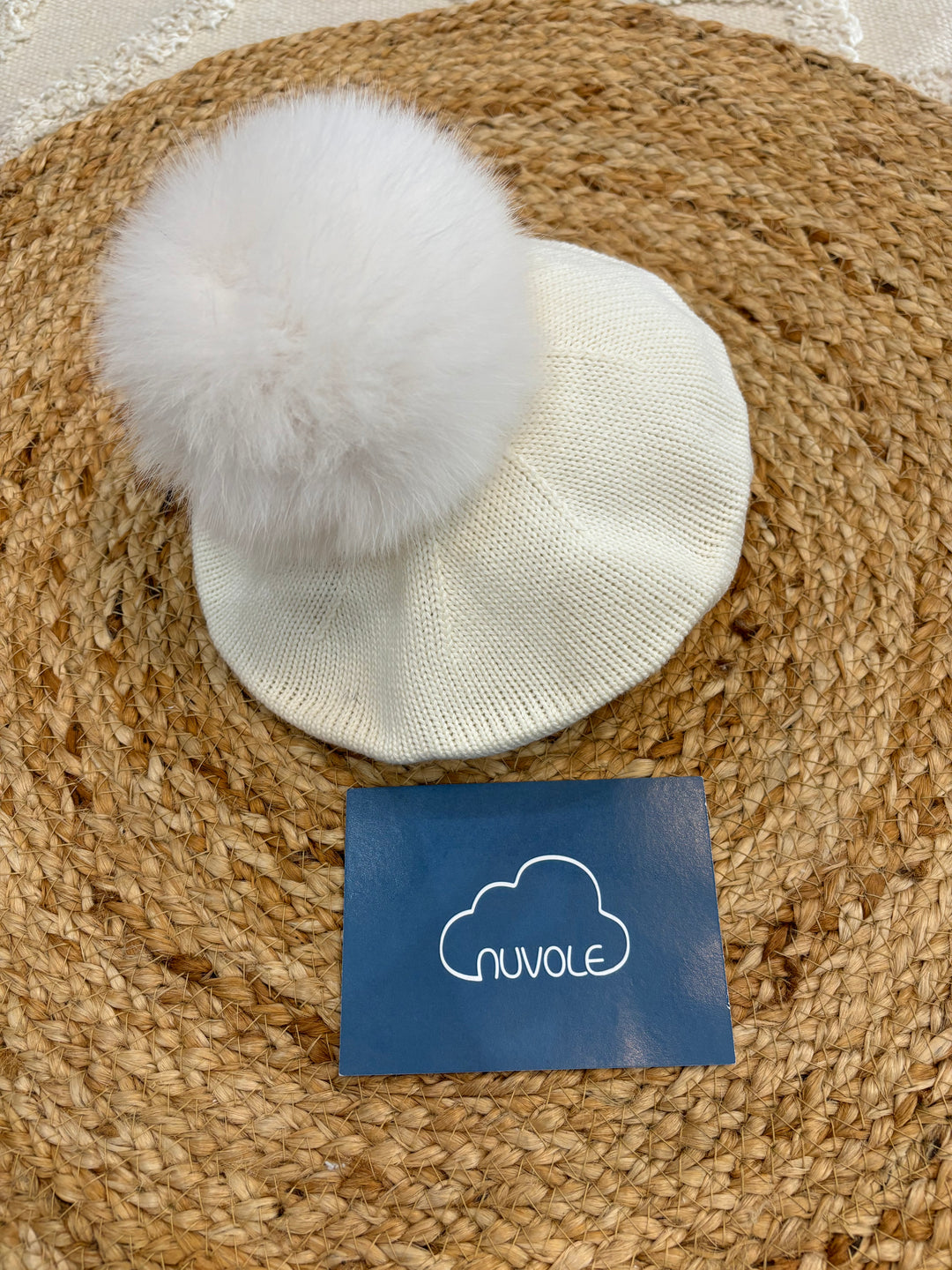 Basco in lana con pompon in volpe bianco