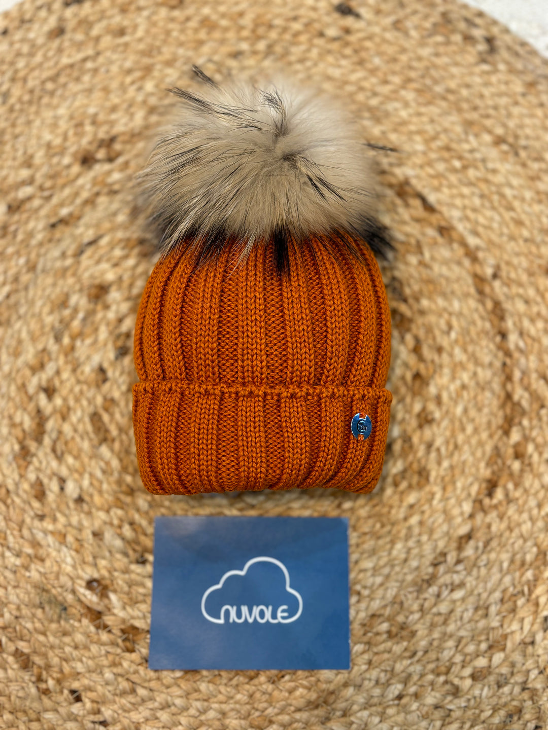 Cappello rigato con pompon coccio