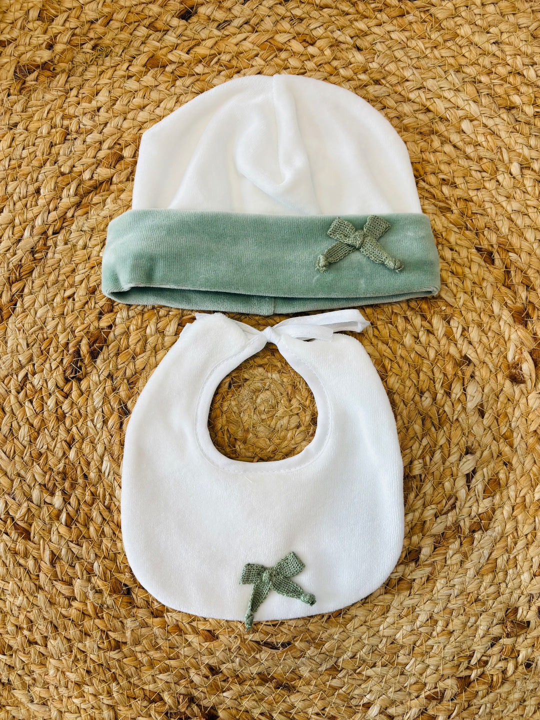 Set cappello e bavetta in ciniglia