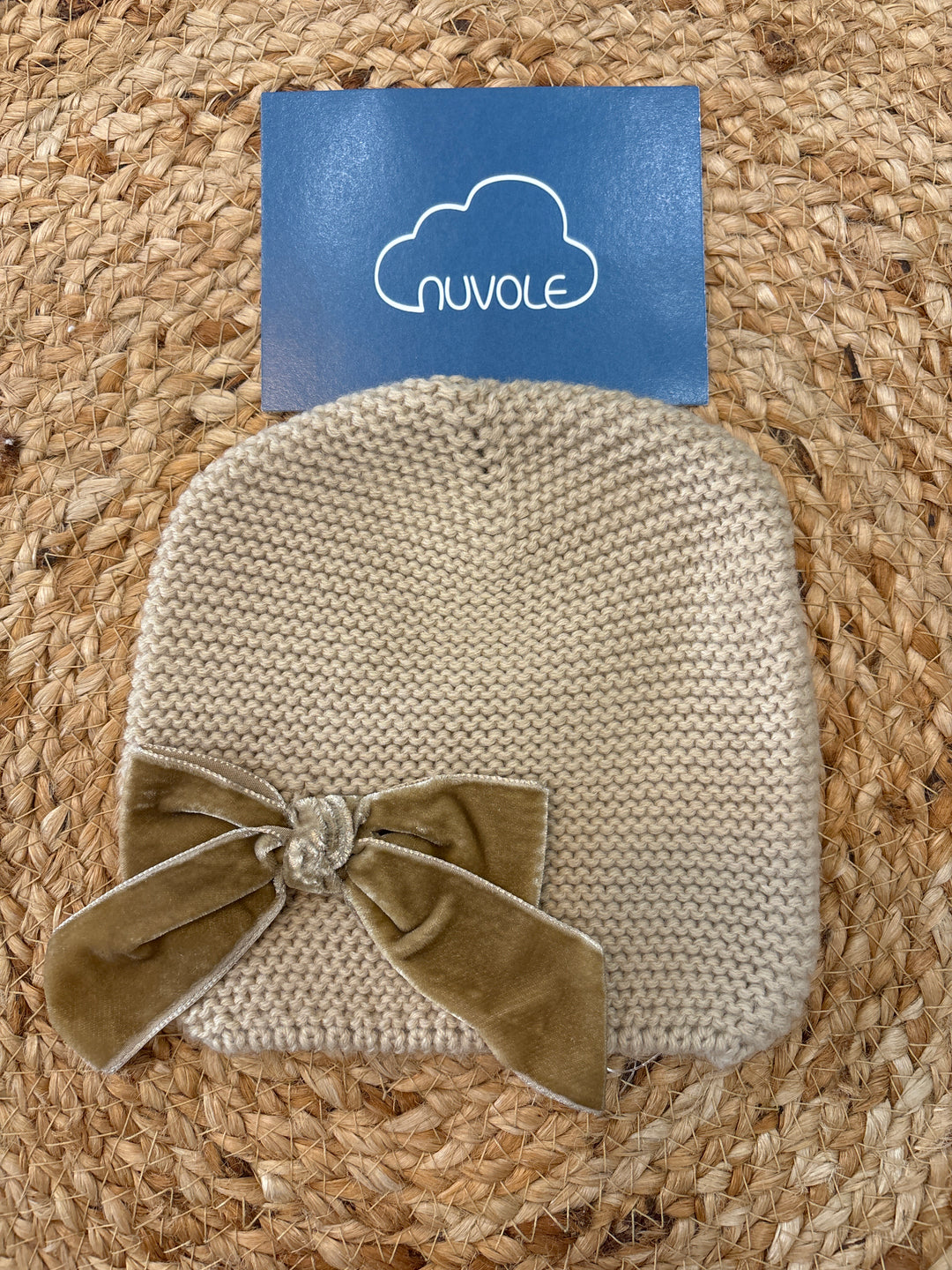 Cappello con fiocco in velluto beige