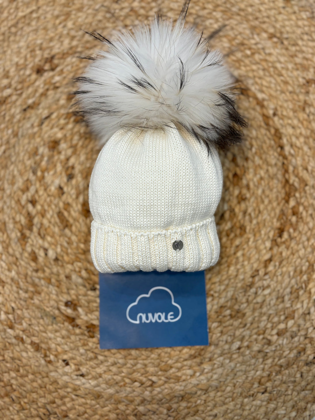 Cappello con pompon bianco