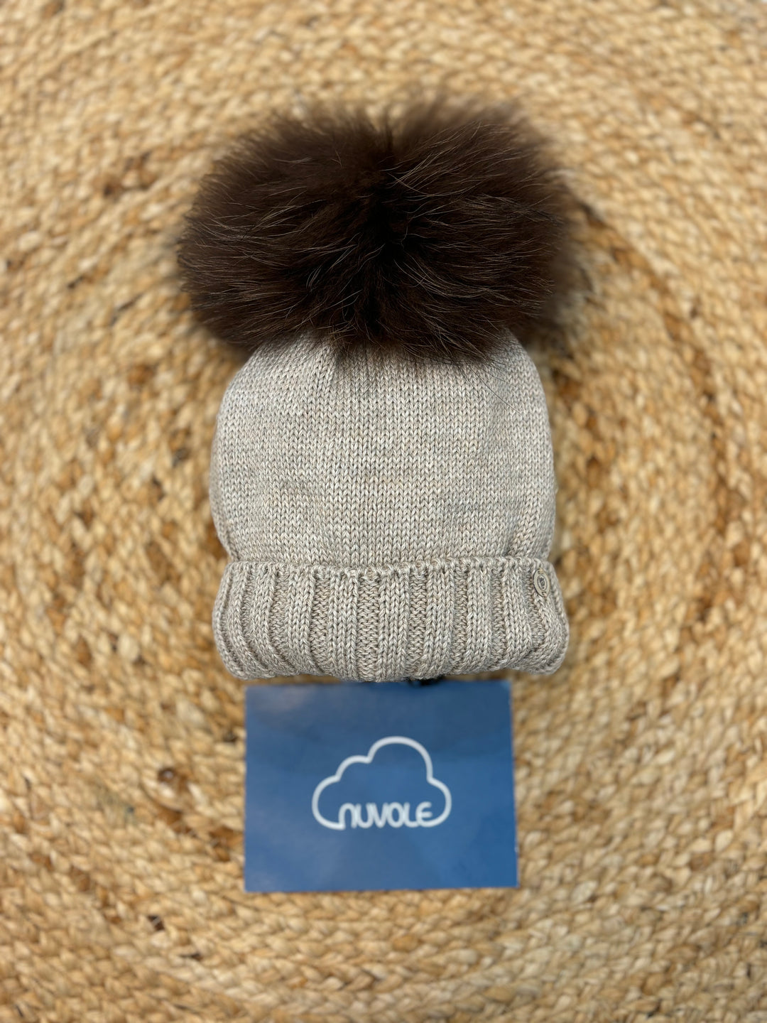 Cappello con pompon spago