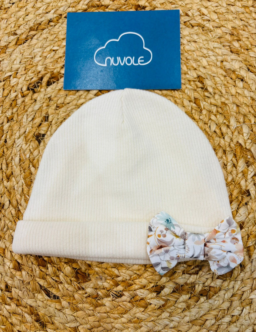 Cappello in caldo cotone beige con fiocco