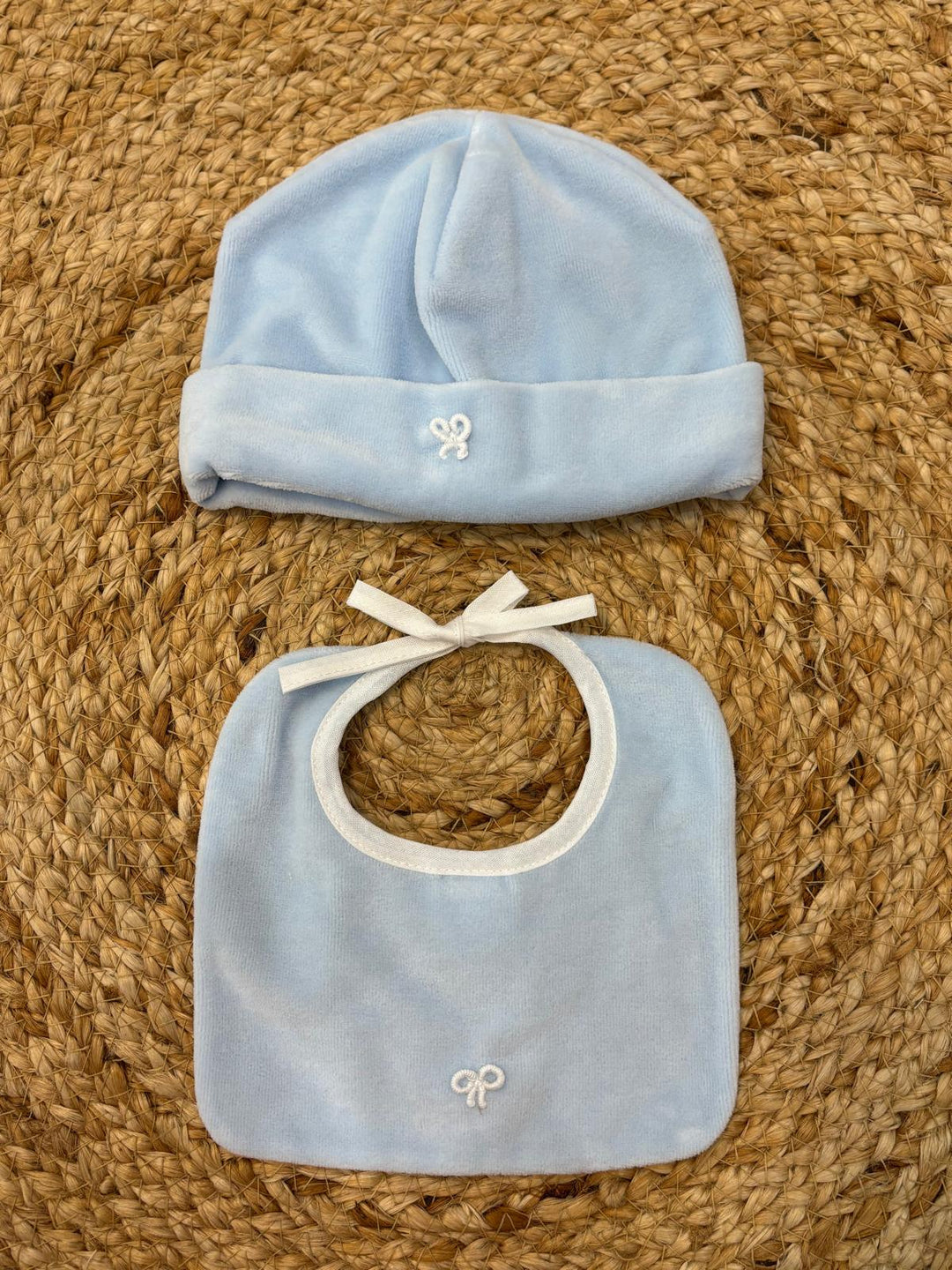 Set cappello e bavetta ''nodo d'Amore''