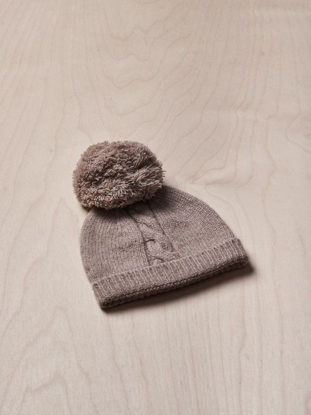 Cappello con pompon castagno