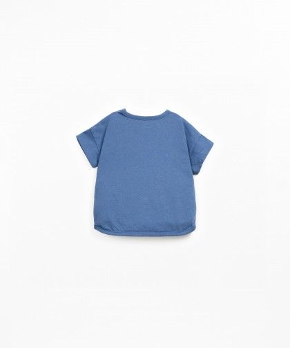 T-shirt con apertura sulla spalla