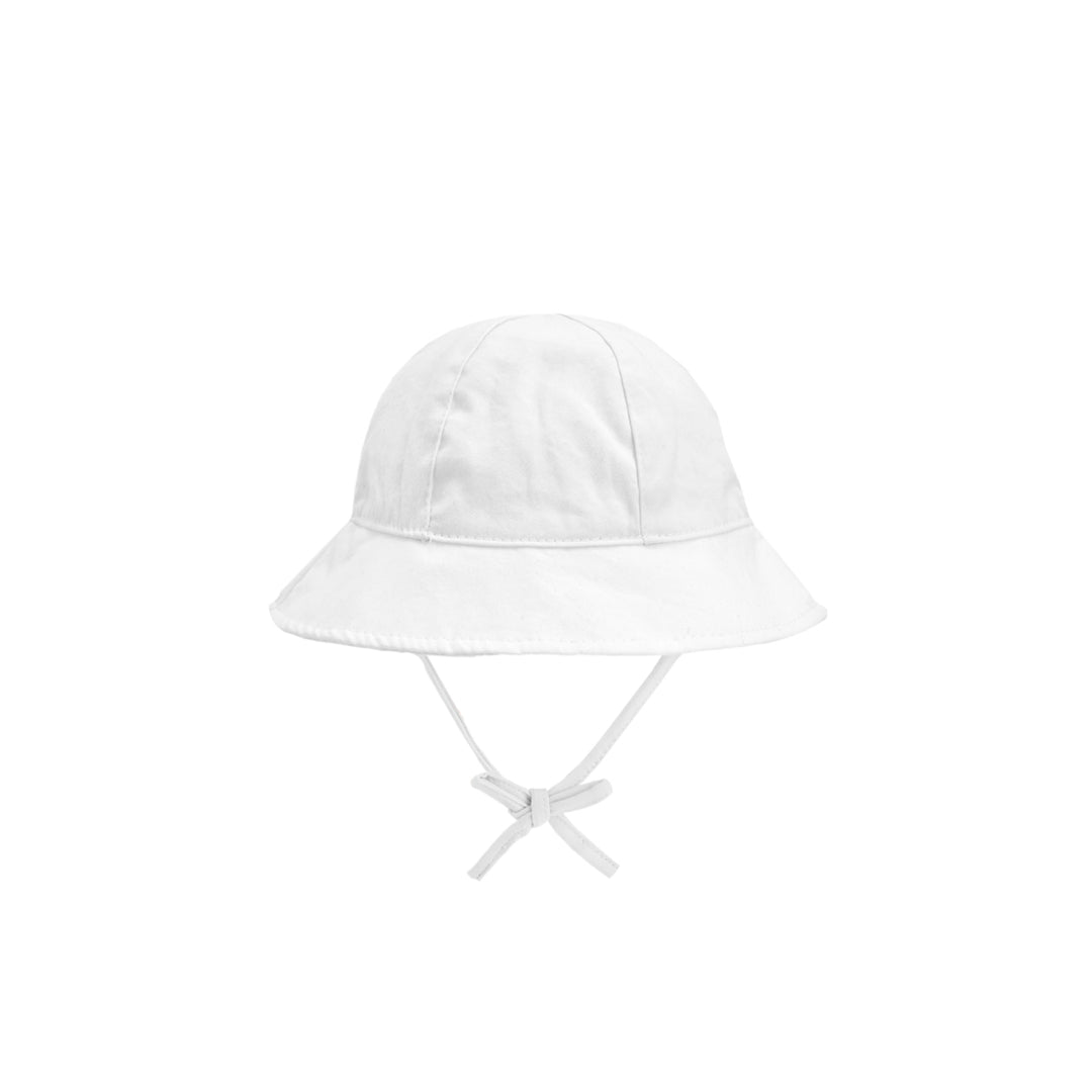Cappello bianco con fiocchetto