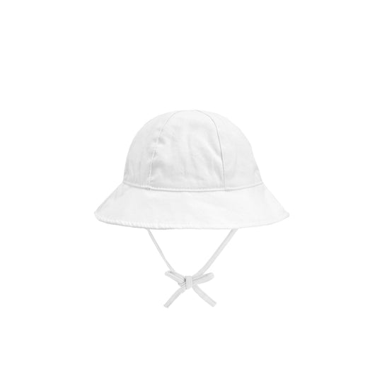 Cappello bianco con fiocchetto