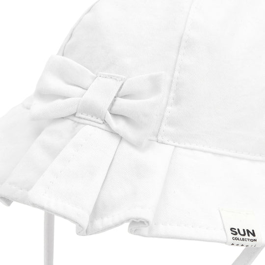 Cappello bianco con fiocchetto
