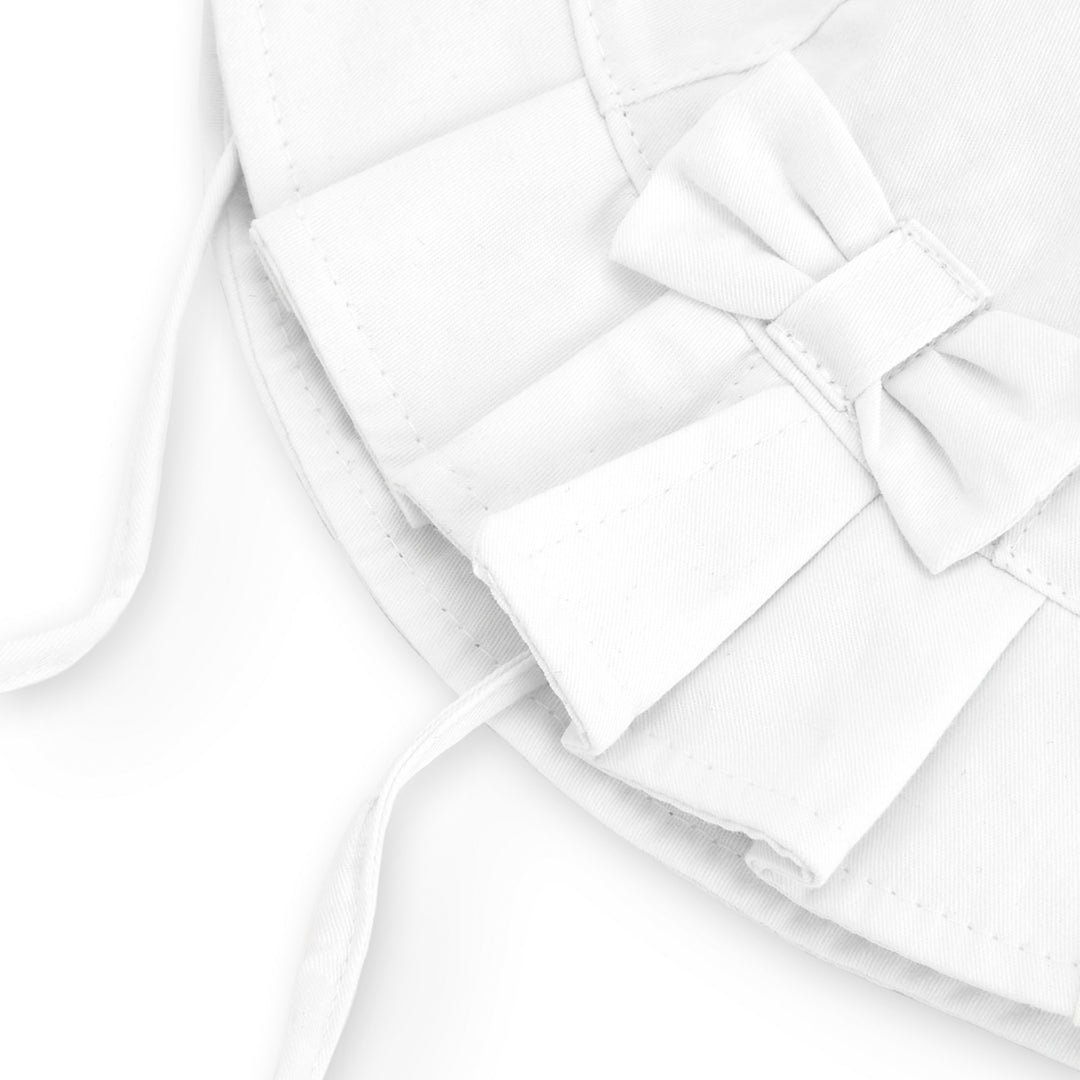 Cappello bianco con fiocchetto