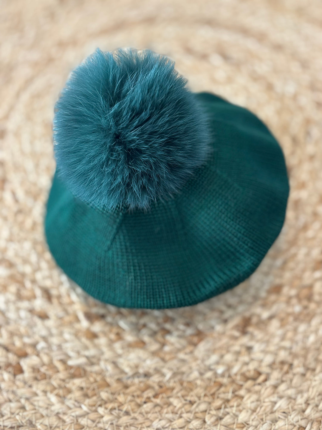 Basco in lana con pompon verde