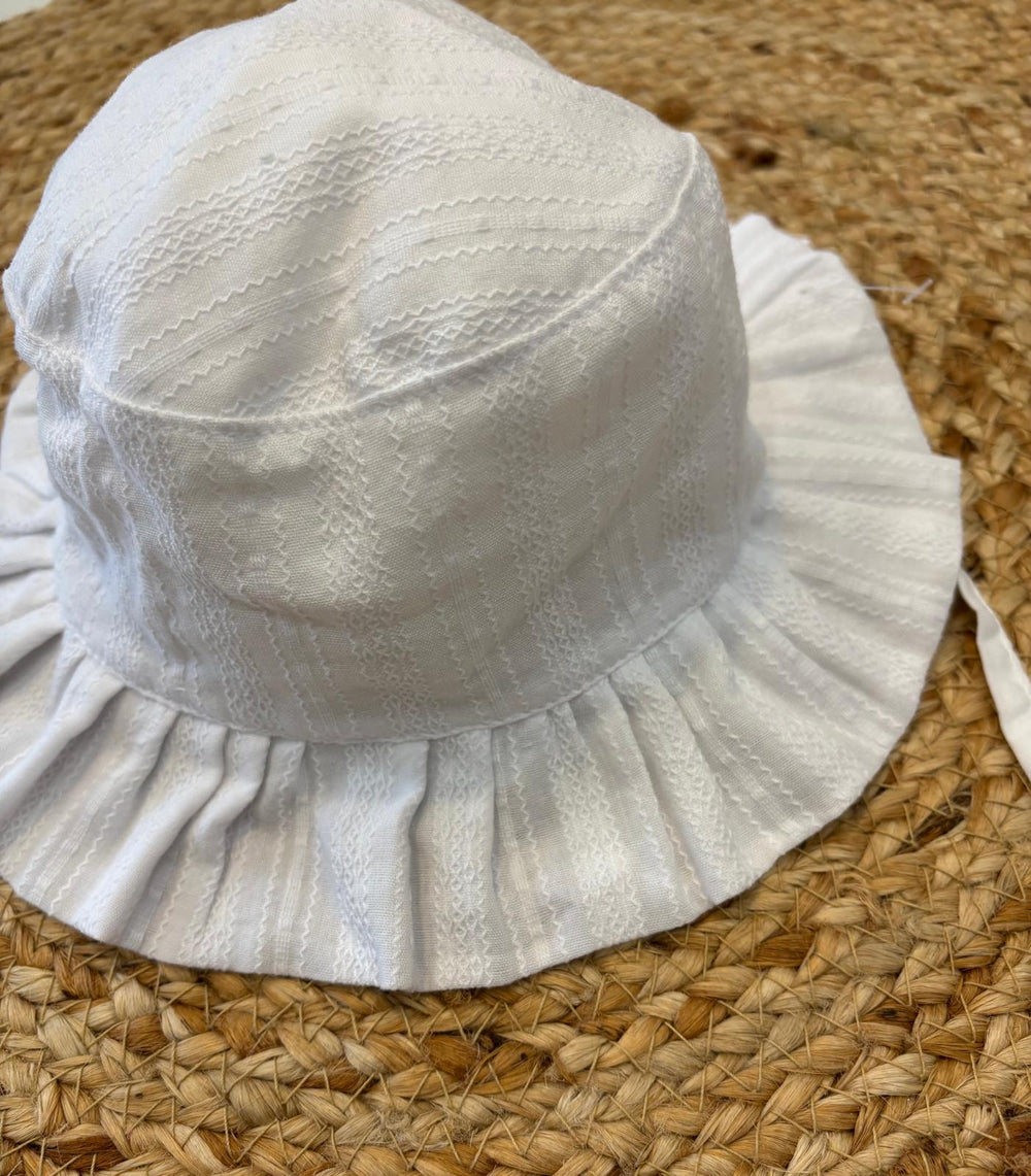 Cappello in cotone ricamato