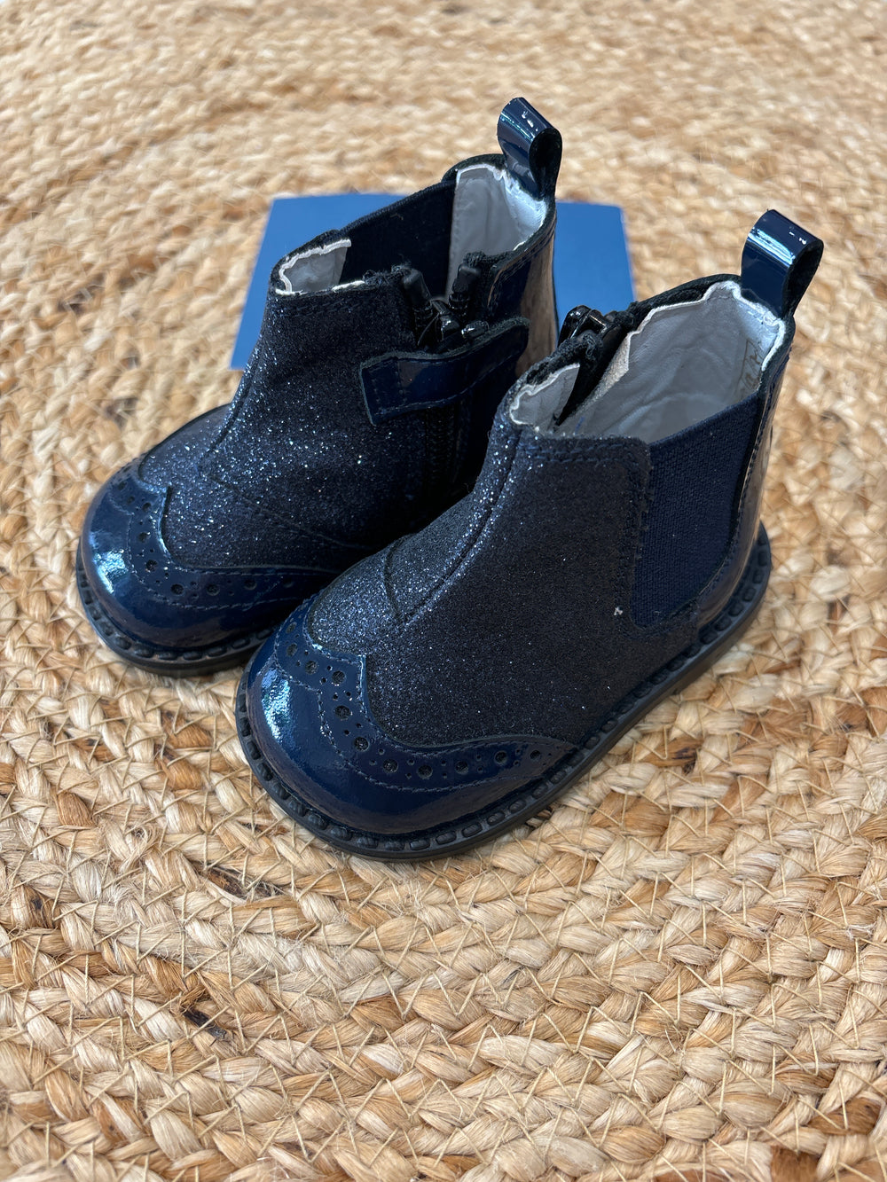 Stivaletto in vernice e glitter