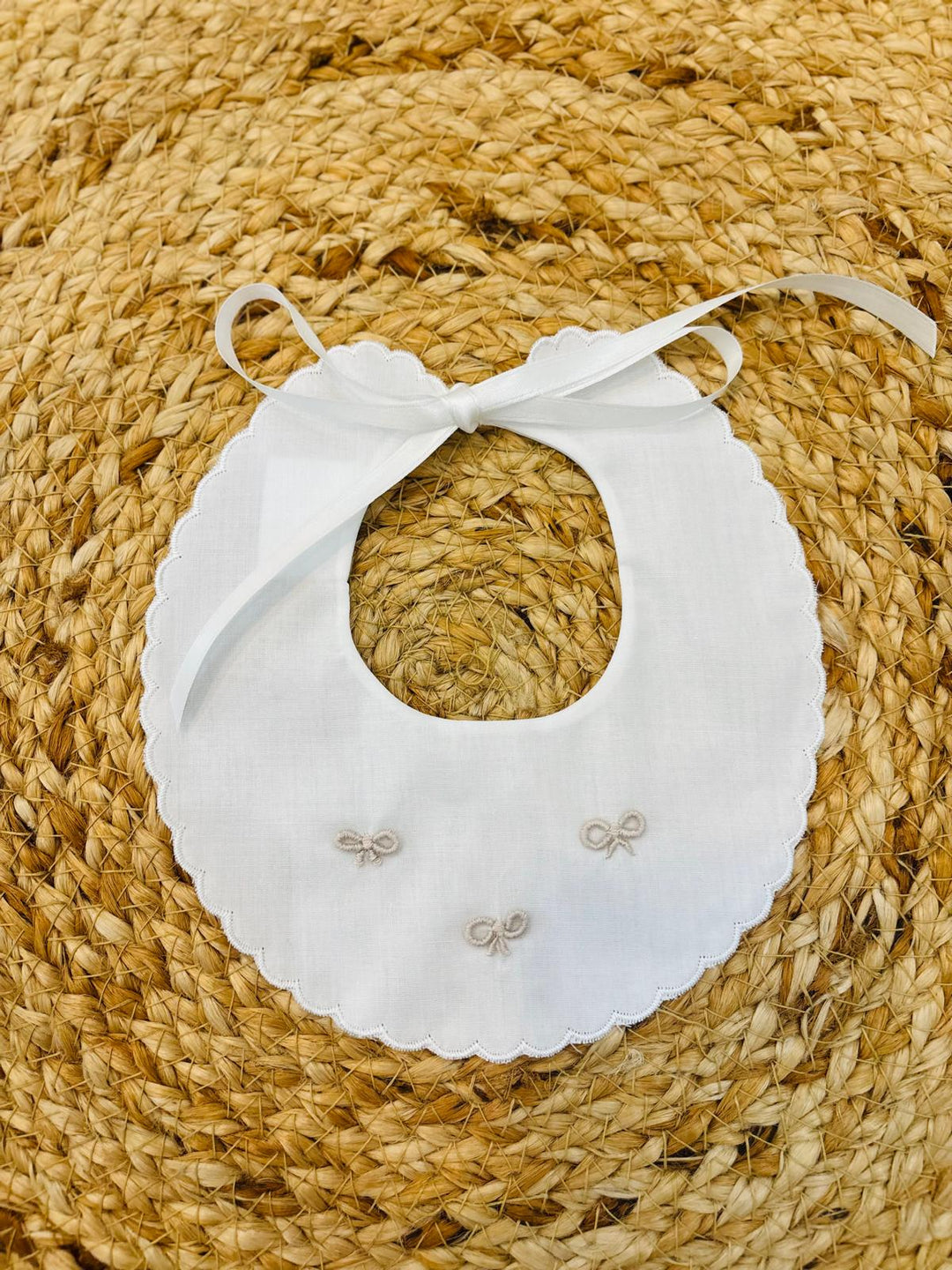 bavetta ricamata Nodo d'Amore tortora
