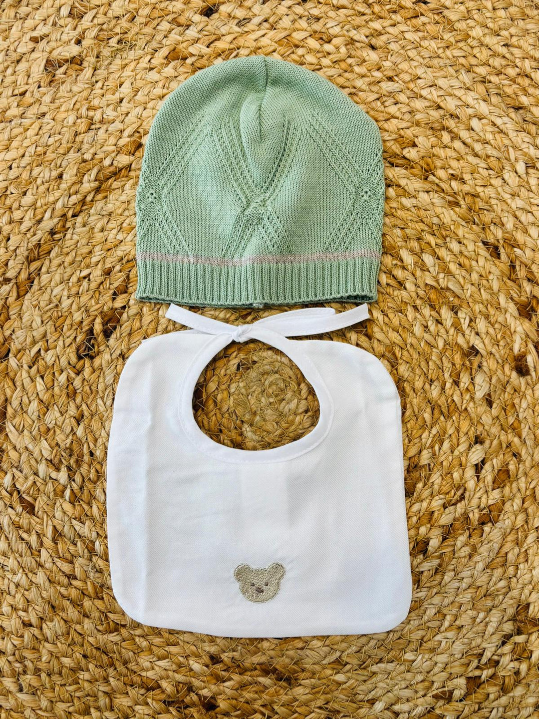 Set cappello e bavetta in lana Orsetto salvia