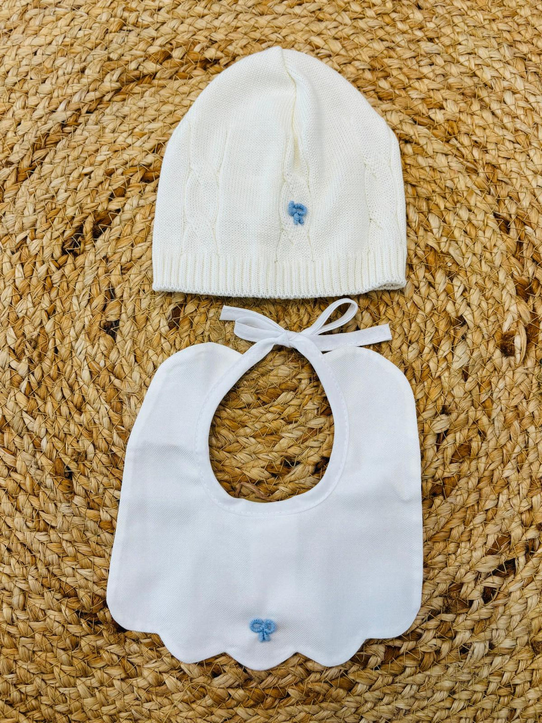 Set cappello e bavetta in lana Nodo d'Amore