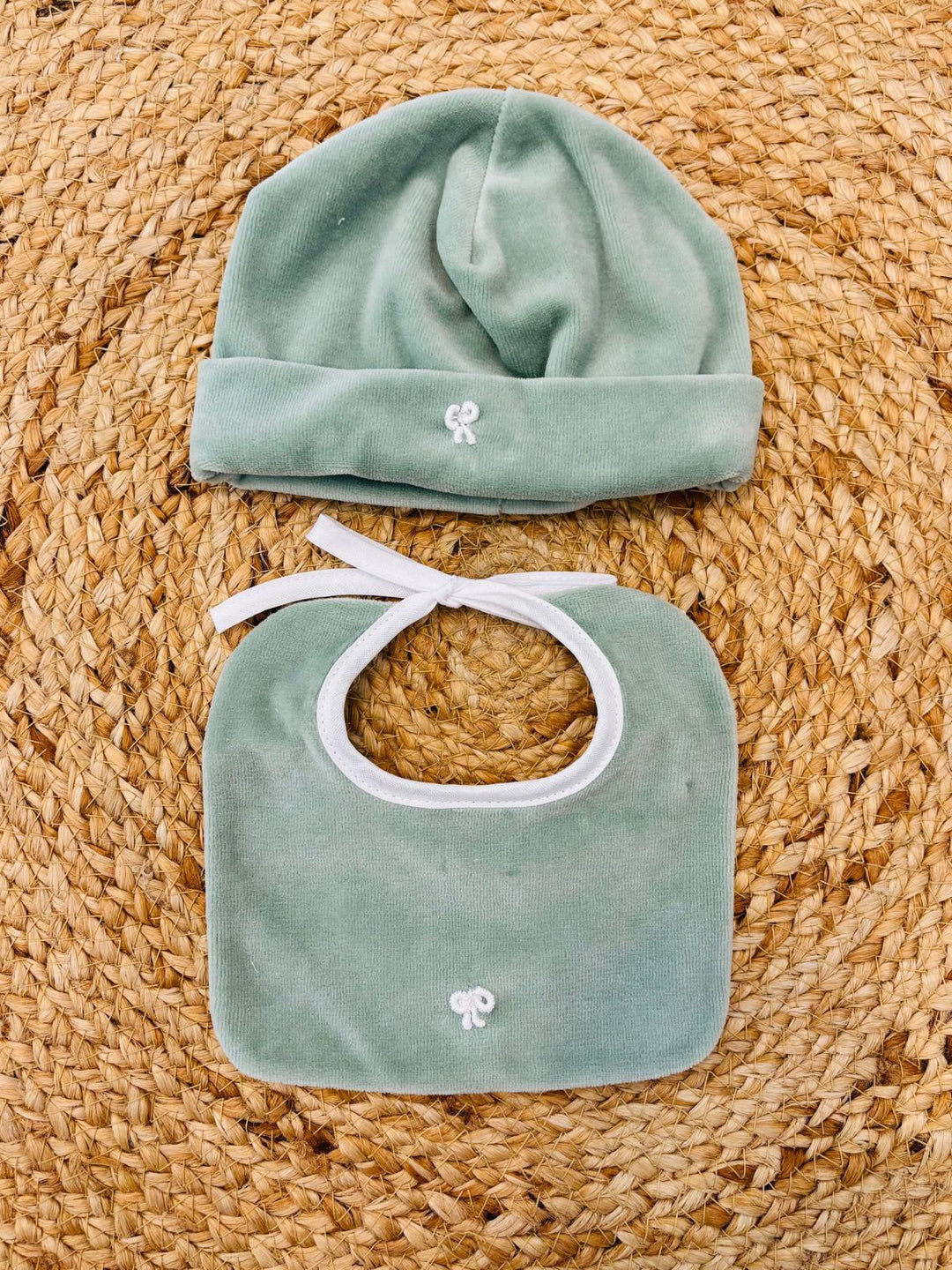 Set cappello e bavaglino Nodo d'Amore salvia