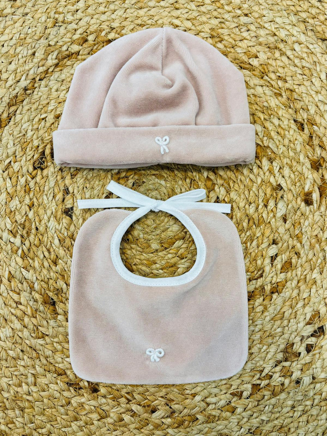 Set cappello e bavaglino Nodo d'Amore cipria
