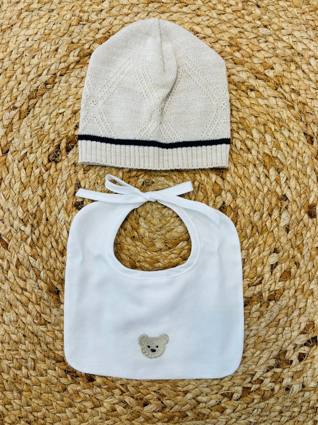 Set cappello e bavetta in lana Orsetto corda