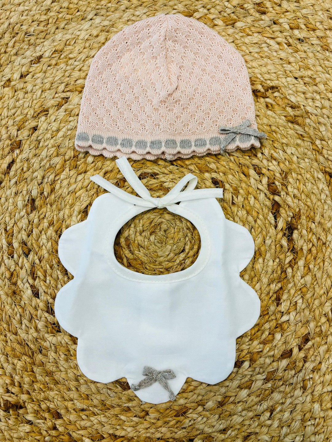 Set cappello e bavetta in lana cipria