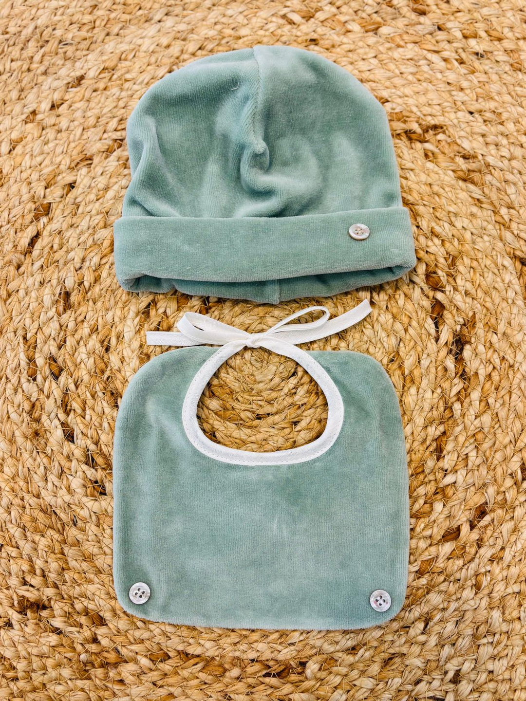 Set cappello e bavaglino salvia