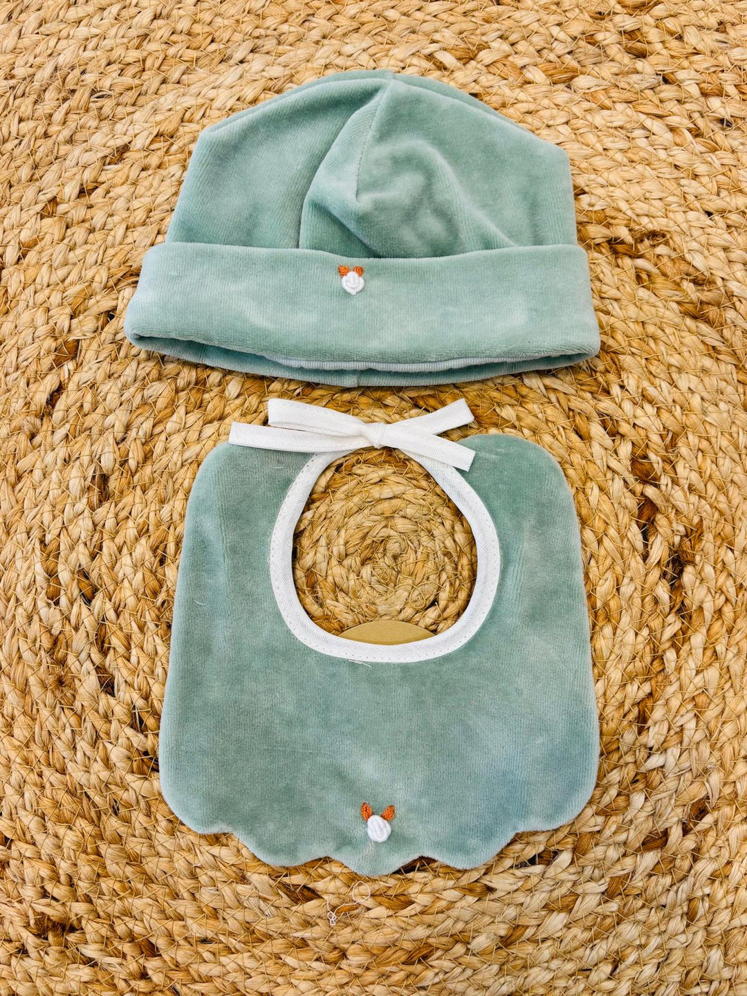 Set cappello e bavaglino fiorellini salvia