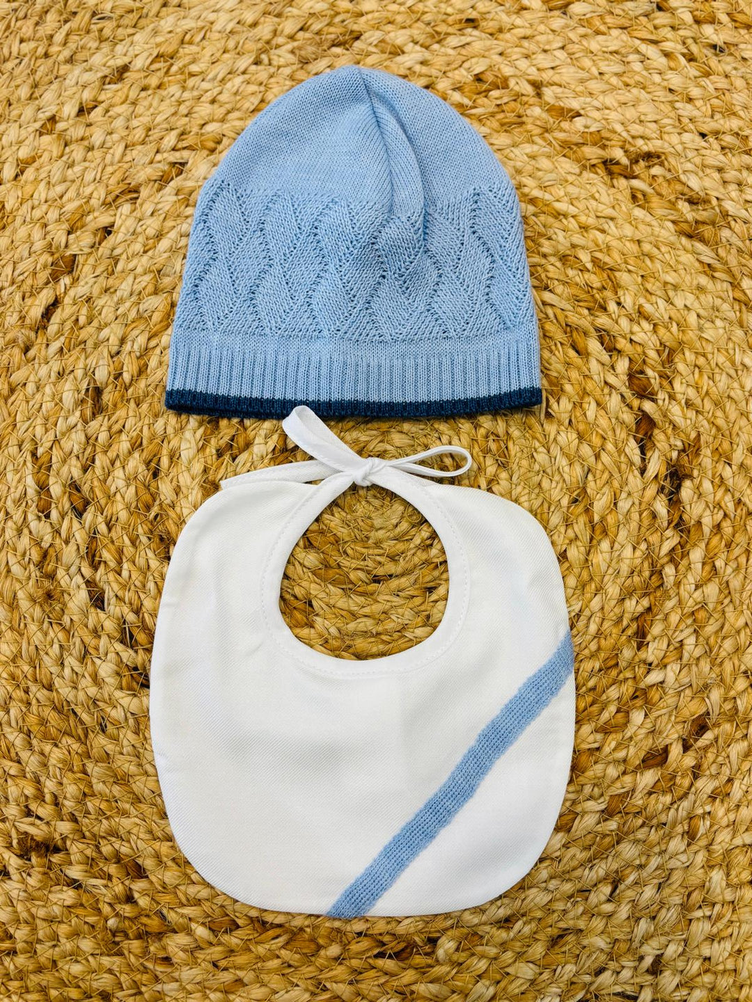 Set cappello e bavetta in lana celestone